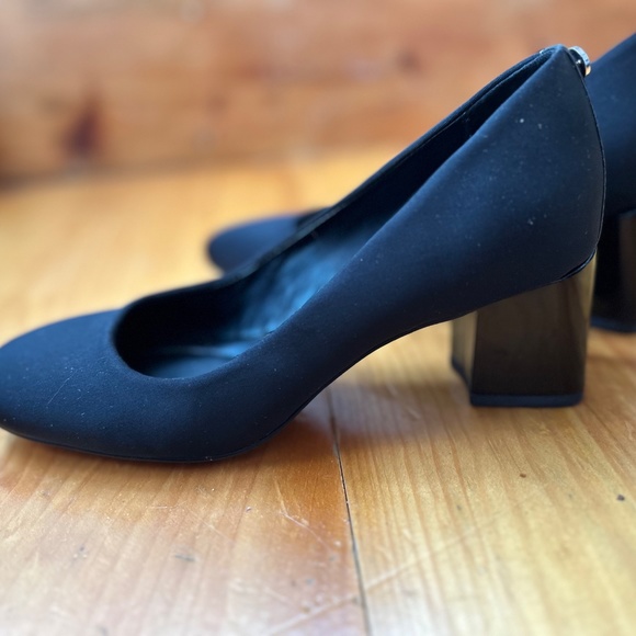 Donald Pliner Fabric/Patent Pump with 2.25" heel - Picture 2 of 8